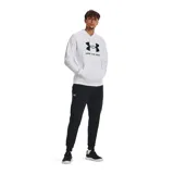 Buzo gris de Under Armour, línea Rival Fleece, con capucha y logo estampado en el frente.