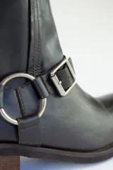 Botas de cuero color marrón con hebilla decorativa y tacón de 4,5 cm.