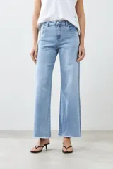 Pantalón de jean celeste de corte ancho con terminación desflecada.