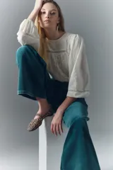Pantalón oxford de corderoy elastizado color verde petróleo, de pierna ancha desde la cadera.