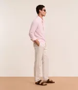 Camisa celeste de lino con cuello camisero, abotonadura frontal y mangas largas.