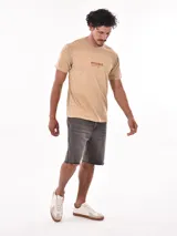 Remera celeste de corte recto y mangas cortas, con estampado pequeño en el pecho.