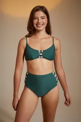 Bombacha de bikini negra de tiro alto con laterales fruncidos.