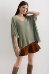 Sweater verde oliva de tejido de punto con escote en V y corte holgado.