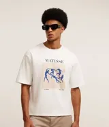 Remera de algodón color crudo, corte boxy, con cuello redondo y mangas cortas. Estampa frontal con la pintura La Danse de Henri Matisse y lettering.