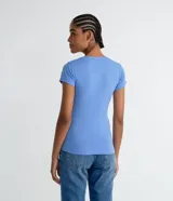 Remera celeste de algodón con escote en V, mangas cortas y bolsillo en el pecho.