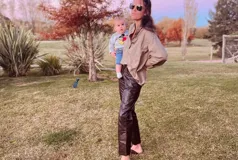 Pantalón slouchy de cuero ovino italiano color chocolate, corte mom fit con tiro semi alto, flojo y con tajos inferiores.