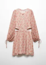 Vestido corto con estampado paisley en tonos rosa y naranja, con mangas largas abullonadas y aberturas laterales.