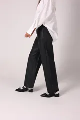 Pantalón negro de corte recto con textura símil cuero de cocodrilo.