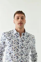Camisa de manga larga con estampado de hojas en tonos azul marino y negro.