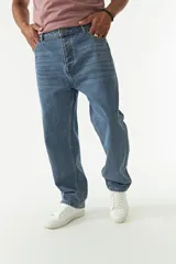 Pantalón jean negro de corte amplio y tiro medio.