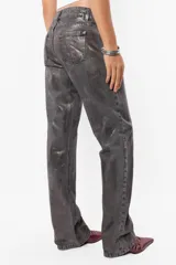 Pantalón de denim gris metalizado, corte recto y tiro medio.