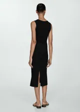 Vestido midi negro de punto canalé, sin mangas, con cuello redondo y cierre frontal con botones.