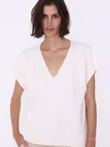 Sweater blanco de tejido de punto, con escote en V y mangas cortas.