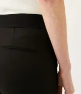Pantalón de vestir color verde claro, de corte recto, con bolsillos laterales y traseros.