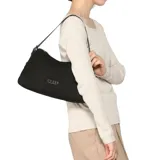 Bolso de hombro Guess modelo Alisha, color negro, con textura de gamuza o material similar. Presenta un diseño curvo y ajustado al cuerpo, con correa de hombro delgada y cierre superior de cremallera. El logo metálico de Guess Los Angeles se encuentra centrado en la parte inferior frontal.