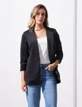 Blazer verde manzana marca Robert Louis, con cuello con solapa, abertura central con botón, bolsillos delanteros y mangas ¾ con frunce.
