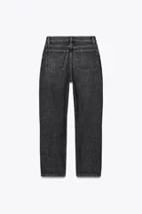 Jeans de tiro medio con corte recto, color azul denim con efecto lavado. Cuenta con cinco bolsillos, trabillas en la cintura y cierre frontal con cremallera y botón metálico.