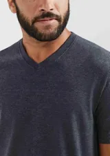 Camiseta de manga corta color rojo con cuello en V.