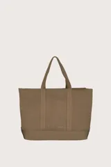 Bolso tipo tote de tela tejida color marrón claro con diseño acanalado vertical. Tiene doble asa de hombro y logo de la marca en el frente.