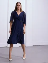 Vestido de fiesta azul marino de seda fría marca RM Richards, con escote en V cruzado, broche dorado en la cintura y mangas cortas de gasa.