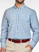 Camisa de hombre a cuadros en tonos azul, rojo y blanco, de manga larga y corte clásico. Incluye cuello abotonado y bolsillo en el pecho.