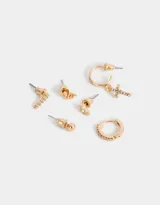 Set de seis aros dorados con diferentes diseños: un aro tipo bolita, un aro pequeño con strass, un aro con forma de serpiente, un aro con strass, un aro tipo argolla con strass y un aro tipo argolla con dije de cruz con strass.