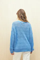Sweater calado color blanco de punto liviano con diseño geométrico, silueta relajada y terminación en rib en cuello, puños y ruedo.