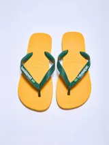 Ojotas Havaianas modelo Brasil, con base amarilla y tiras verdes con la bandera de Brasil.