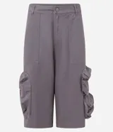 Bermuda masculina super baggy confeccionada en sarga de algodón, con cintura con trabilla, cierre tradicional y bolsillo cargo con cierre por cremallera.