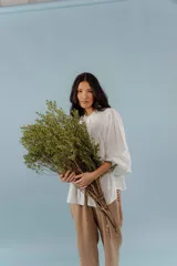 Camisa blanca de algodón con cuello mao, mangas largas abullonadas y cierre frontal con botones.