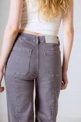 Pantalón de jean negro de corte wide leg con cintura alta y bolsillos delanteros y traseros.
