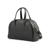 Cartera tipo baúl de cuero sintético color negro con textura graneada. Tiene doble asa de mano, correa bandolera regulable y extraíble, cierre superior, bolsillo frontal con cierre, bolsillo interno con cierre y dos bolsillos internos abiertos.