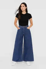 Pantalón jean negro de tiro medio y corte ancho.