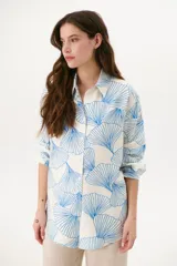 Camisa de manga larga color blanco con estampado de abanicos negros.