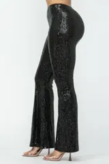 Pantalón de lentejuelas negro con forro interior y corte acampanado.