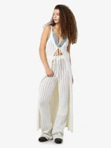 Cárdigan largo sin mangas con cuello en V, color blanco. Confeccionado en mezcla de algodón y poliéster reciclados. Diseño de largo a los tobillos, cierre con tiras y detalle de nudo al frente.