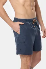 Short de baño azul con cintura elástica ajustable con cordón, bolsillos laterales y bolsillo cargo en la pierna.