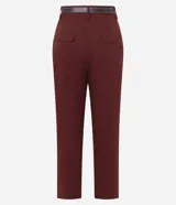 Pantalón zanahoria de cintura alta color borgoña, con trabillas, pliegues y cinturón fino de cuero sintético.