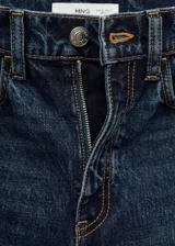 Pantalón de jean azul oscuro de corte recto, tiro alto y cinco bolsillos.