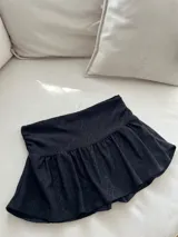 Minifalda short de encaje negro con volados.