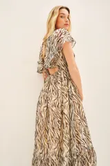 Vestido largo con estampado de cebra y lurex dorado, escote en V cruzado y elástico en la cintura.