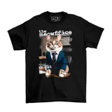 Remera negra de algodón con estampa de un gato vestido con traje y corbata, sentado en un escritorio. El diseño incluye el texto "the meowffice" y la frase "That's meow she said".