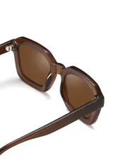 Lentes de sol Eco Shades modelo Romano con montura cuadrada azul traslúcido y lentes grises. Fabricados con acetato biodegradable y lentes de PMMA reciclado.