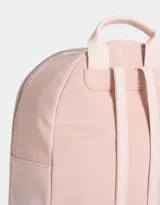 Mochila negra de cuerina con correas regulables, manija superior, acceso con cierre superior, bolsillo frontal acolchado con cierre y llavero con charm de corazones.