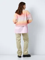 Sweater de punto con cuello redondo, mangas largas y hombros caídos. Puños acanalados y corte regular.