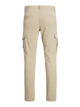 Pantalón cargo color beige, corte slim, tiro medio, con bolsillos laterales con solapa y cierre de cremallera.