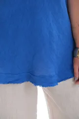 Remera azul francia de corte recto, con cuello en V y mangas cortas.