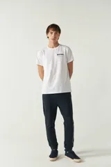 Pantalón de jogging negro de felpa con puños y cintura ajustable con cordón. Presenta logo de goma en la pierna izquierda y bolsillos laterales.