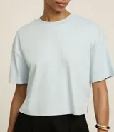 Remera boxy celeste de algodón peruano, con cuello redondo y mangas cortas amplias.